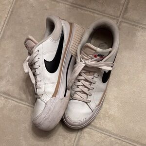 Women’s nike court legacy lift